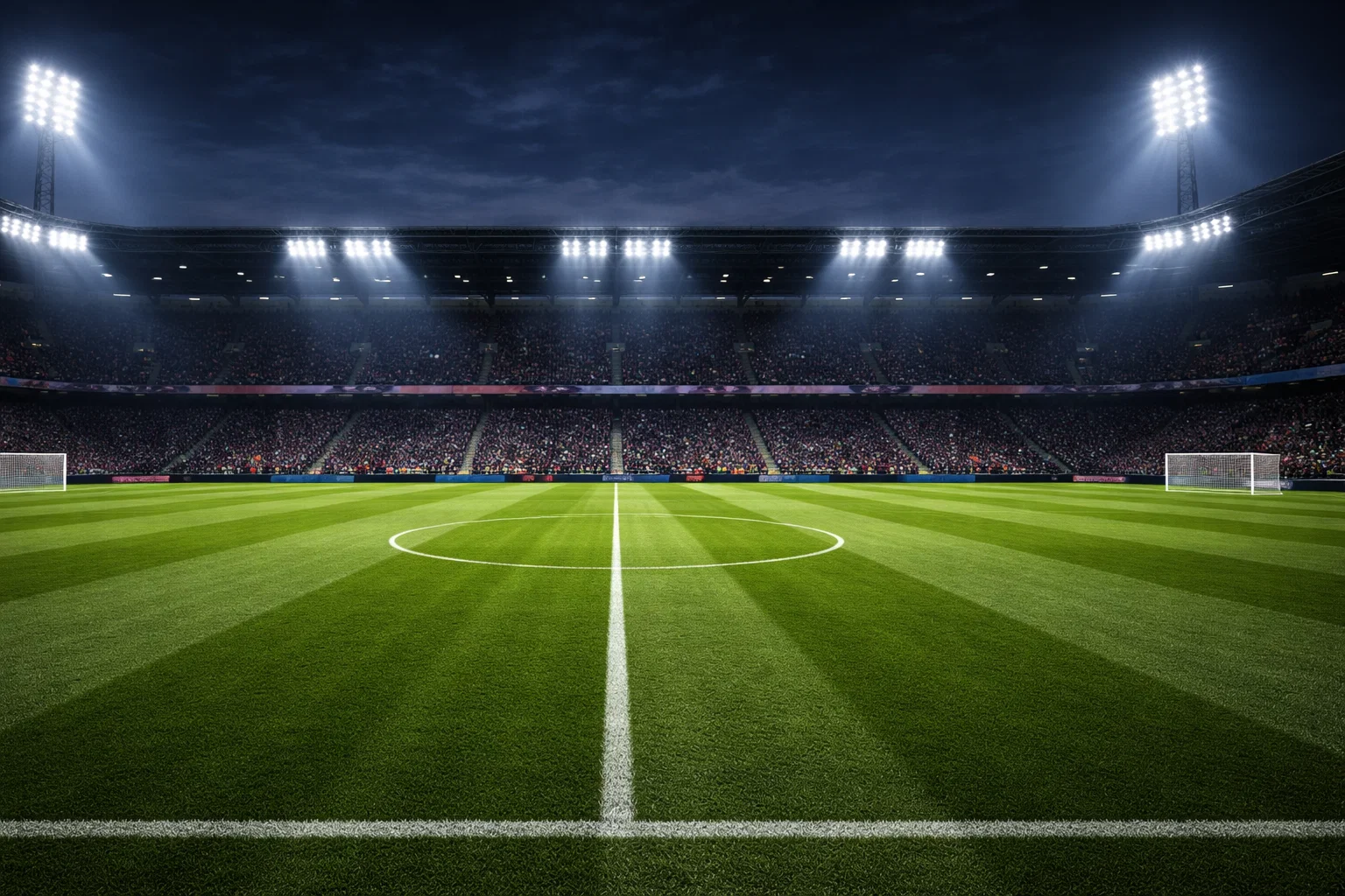 Fußballrasen mit Linienmarkierung und Flutlichtmasten bei Anpfiff